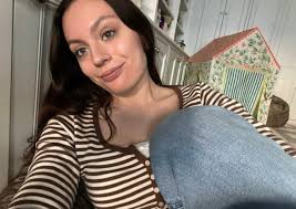 Female seeking apartment with female roommates in Boston