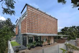 Perforated Screens Made From Reused Terracotta Tiles Wrap Around This House In Malaysia Terracotta Roof Architecture Exterior House Roof