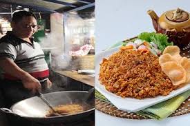 Cara memasak nasi goreng selanjutnya adalah tips dari pakar kuliner, william wongso, yaitu masukkan bumbu setelah nasi dan telur yang sudah teraduk dan matang supaya bumbu lebih meresap ke nasi. Terbongkar Cara Membuat Nasi Goreng Gurih Ala Pedagang Gerobak Kuncinya Racikan Bumbu Rahasia Ini Semua Halaman Sajian Sedap