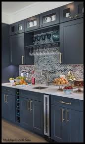 Beyaz üst dolaplarla, mavi, yeşil, gri, kahverengi, kırmızı, antrasit renkleri kullanacağınız üst dolaplarla eşsiz bir mutfak tasarımı yapabilirsiniz. Cok Tercih Edilen Mutfak Dolabi Renkleri Katalogu 2020 2021