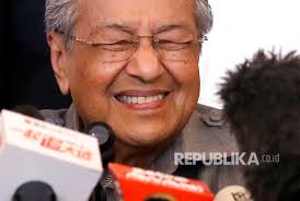 Subscribe to our telegram channel for the latest updates on current issues. Mahathir Di Usia 92 Masih Awet Muda Ini Rahasianya Republika Online