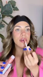 Amo esta combi 💗, No puede faltar el benetint en mis cachetitos❤️❤️❤️,  @onesize Lip snatcher (outta line) , @benefitcosmetics Benetint ,  @maybelline Lifter gloss (003) , #lipcombo #onesizebeauty ...