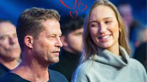 Die grafik zeigt die depay preis dynamik in btc, usd, eur, cad, aud, nzd, hkd, sgd, php, zar, inr, mxn, chf. Til Schweiger Und Freundin Sandra Fans Vergleichen Neue Beziehung Mit Michael Wendler Und Laura Muller