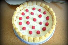 E un tort diplomat usor de facut, unde mai pui ca e si foarte bun. Reteta Tort Diplomat Cu Zmeura Si Ananas