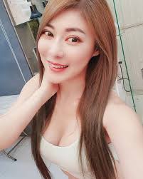 護髮護起來～設計師@annie35112000 投票投起來連結在首頁上歡迎使用振興卷💴💵💶💷 喜歡那一張呢？  第一張跟第二張一樣姿勢但多了空氣瀏海