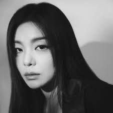 YOONA: álbuns, músicas, shows