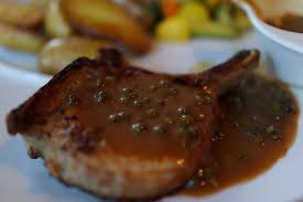 In un tegame sciogliere il burro, poi adagiare i filetti di manzo, facendoli cuocere da entrambi i lati per un paio di minuti. Filetto Al Pepe Verde Elegante E Squisito Per Fare Bella Figura
