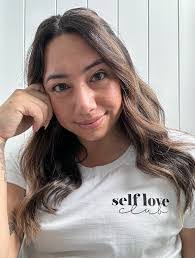 Angelika Gross's Instagram, Twitter & Facebook