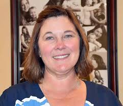 Shoppers intersect with world