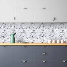 Le Papier Peint Adhesif Pour Relooker Une Credence De Cuisine Avec Un Effet Marbre Tres Elegant White Marble Tiles Marble Tiles Wall Tiles