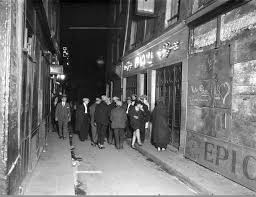 Devant Un Des Nombreux Bals De La Rue De Lappe Paris 11eme Vers 1930 Une Photo D Andre Kertesz Vieux Paris Paris Paris Photo