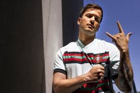 David carreira was a footballer at sporting clube portugal during his childhood and adolescence, but only that a knee injury interrupted this virtue. Euro2020 David Carreira Da Voz Ao Tema Oficial De Portugal Radio Alfa