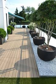 Bepflanzung Dachterrasse Kieselsteine Und Holz Bodenbelag Bepflanzung Terrassengarten Hinterhof Garten