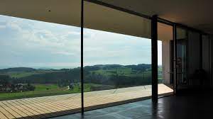 Die optische verbindung der beiden wohnebenen uber eine exklusive galerie. Ganzglasfenster Glasfronten Oder Nurglasfassade Freier Blick Und Flexible Form Hessl