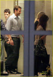 The couple were spotted in los angeles on tuesday checking out cooper's new house in pacific palisades, according to people. Renee Zellweger Dating Bradley Cooper Bradley Cooper Hauptrollen In Tv Serien