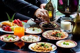 Misalnya, makan kurma 7 biji, pisang, nasi putih, mie instan, susu dan lainnya. Menu Buka Puasa Untuk Diet Okadoc