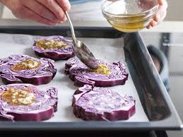 Gebackene Rotkohlsteaks Mit Ziegenkase Rezept Mit Video Kitchen Stories Rezept Kohl Steaks Ideen Furs Essen Rezepte