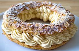 Le Paris Brest Est Une Patisserie D Origine Francaise En Forme De Roue De Velo Composee D Une Pate A Choux Fourree Recette Recettes De Cuisine Recette Facile