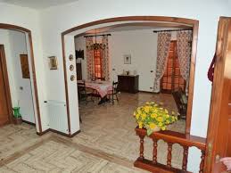 Il prezzo richiesto per una casa indipendente in vendita è mediamente in tutta la città pari a 900 €/m² e quindi circa il 49% in meno rispetto alla media regionale. In Vendita Villa Anagni Ristrutturata Riscaldamento Autonomo Rif Ri 275