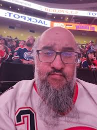 LET'S GO #OILERS! We're manifesting a win tonight, so we took your skate to  the best place possible: The World's LARGEST #StanleyCup Replica! Fun facts  about it: 🏆 It contains 850 pounds