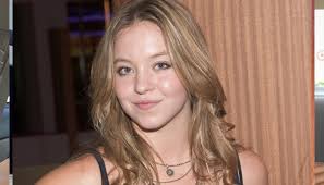 On september 12, 1997, daughter sydney was born to scott and lisa mudd sweeney in spokane, located in the northwestern united states in washington state. Sydney Sweeney Biography Facts Childhood Family Life Of Actress