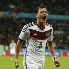 Türk asıllı oyuncu mesut özil'in de formasını giyindiği almanya'nın kupayı kazanmasının ardından mesut özil şampiyonluk kutlamasını acun ilıcalı ile yaptı. Mesut Ozil Kimdir Mesut Ozil Dunya Kupasi Sampiyonu Almanya Dunya Kupasi Mesut Ozil Golleri Eurosport