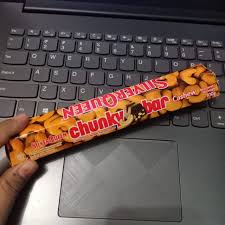 Kemasan dari cokelat oui yang memiliki dasar warna putih terlihat menarik dan elegan, apalagi ada gambar siluet wajah wanita yang begitu unik. Cokelat Silverqueen Chunky Bar 100 Gram Cashew Coklat Susu Dengan Kacang Mente Lazada Indonesia