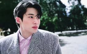 Byeon Woo Seok confidently wears pink and it sends a clear message that  he's comfortable with his masculinity and isn't afraid to stand out. This  boldness and self-assuredness is incredibly attractive and