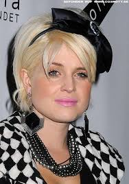 Ihre neue frisur twitterte sie und löste damit einen richtigen buzz auf twitter aus. Frisuren Bilder Kelly Osbourne Stufenbob Mit Schleifen Haarreif Frisuren Haare