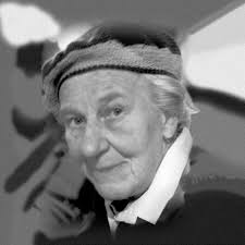 Carola Stern wird 1925 als Erika Assmus im Seebad Ahlbeck auf Usedom  geboren. Ihr Vater stirbt be- reits vor der Geburt, sie wä