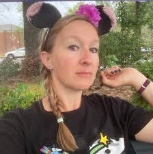 Laurie Nave's Instagram, Twitter & Facebook