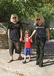 Η μικροβιοφοβία που είχα δεν μου επέτρεπε ούτε να αλλάξω πάνα στο παιδί μου και να κάνω αυτά που έπρεπε να κάνω. Annita Pania Etoimazei Mystiko Gamo Me Ton Samoilh Photos Gossip Tv Gr