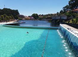 É um local de descanso por excelência. Praia Fluvial Das Rocas Castanheira De Pera Portugal Piscina De Ondas Praias Fluviais Balneario