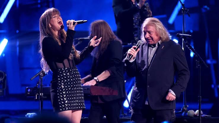 Kelly Clarkson, Sammy Hagar, Slash Honor Foreigner at Hall of Fame