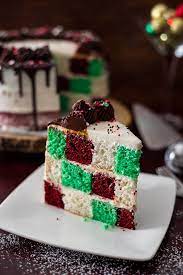 three festive colors two types of icing and a bunch of sprinkles make this christmas checkerboard cake the s schachbrettkuchen kuchen ideen kuchen und torten