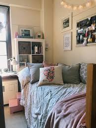 16 Breathtaking Decorative Pillows With Trim Ideas Dorm Room Colors Beautiful Dorm Room Dorm Room Inspiration