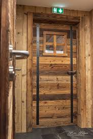 Une porte bois qui vous surprendra par son design moderne et ses nombreuses possibilités en terme de personnalisation. Porte Vieux Bois Avec Fer Et Lucarne Menuiserie Agencement Gerard