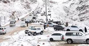 Neve surpreende deserto de Al-Nafūd pela primeira vez e atrai moradores