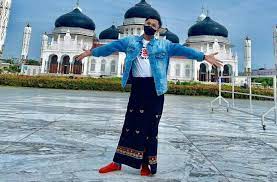 Masjid silaturrahim beralamat di jln.h.karim perum. 6 Potret Jirayut Main Ke Aceh Sudah Terlalu Nyaman Di Indonesia Matamata Com