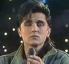 Arriva in italia nel 1986 in tournée con i kissing the pink dove conosce scialpi, che la convince a collaborare assieme a franco migliacci al singolo pregherei, che vincerà il festivalbar 1988 in duetto col cantante parmense, e verrà incluso nell'album un morso e via, dove la cantante è anche interprete di diverse tracce. Scialpi Wikipedia