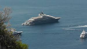 Did jeff bezos buy a $400 million dollar superyacht named flying fox? Mega Yacht Flying Fox A Capri Di Fronte Ai Faraglioni A Bordo L Uomo Piu Ricco Al Mondo Capri News