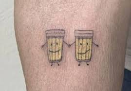 Coloridas, pretas, pequenas, grandes, delicadas e até mais ousadas.se você e sua bff ainda não sabem qual fazer, não se. Para Brindar Os Mais De 30 Anos De Amizade Amigas Tatuam Copos De Cerveja Hypeness Inovacao E Criatividade Para Todos