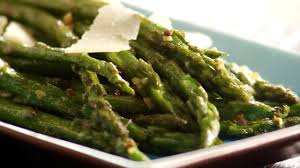 Questa ricetta (vegan) primaverile può essere consumata sia calda che a temperatura ambiente. Asparagi Saltati Con Burro E Aglio Videoricette Di Contorni Velocissimi Youtube