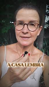 Tem coisas que a gente só entende quando finalmente faz silêncio., A casa  sempre falou., A gente é que começou a viver rápido demais pra ouvir., E o  corpo sente antes da mente:, o incômodo que volta,, ...