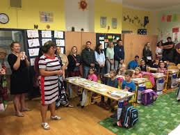 Děti se připravují na svůj první školní den emocionálně a pro většinu z nich je to radost. Prvni Skolni Den Zakladni Skola Pardubice Benesovo Namesti