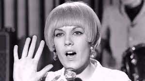 In 1965 she debuted in the sanremo festival with nessuno mi può giudicare. Caterina Caselli Da Casco D Oro A Talent Scout Metropolitan Magazine