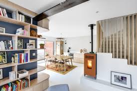 Bibliotheque Sur Mesure En Bouleau Peinture Farrow And Ball Bleu Profond Escalier En Beton Brut Avec Tasseaux De Bois En Chene Sol Home Home Decor Interior