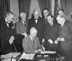 On a vu dans le succès de son plan la preuve que des crédits et des dons massifs peuvent assurer le démarrage d'une économie. The Marshall Plan Contemporary History