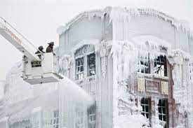 spectacular photos of a burning chicago warehouse encased in ice it was so cold that water sprayed onto the building froze almost instantly leaving シカゴ 火災 消防