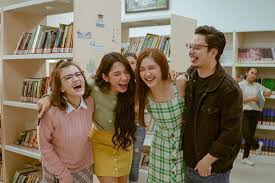 Dinda kirana sukmawati, known as dinda kirana (born april 30, 1995) is an indonesian actress and singer. Dinda Kirana Unggah Foto Reuni Pemain Sinetron Kepompong Geng D Rainbow Kumpul Kembali Setelah 11 Tahun Semua Halaman Grid Star